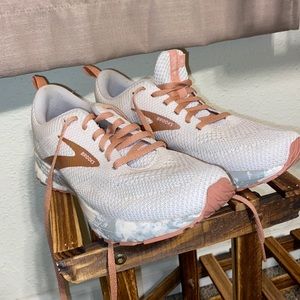 Women’s 8.5 Brooks Revel 5 running shoes